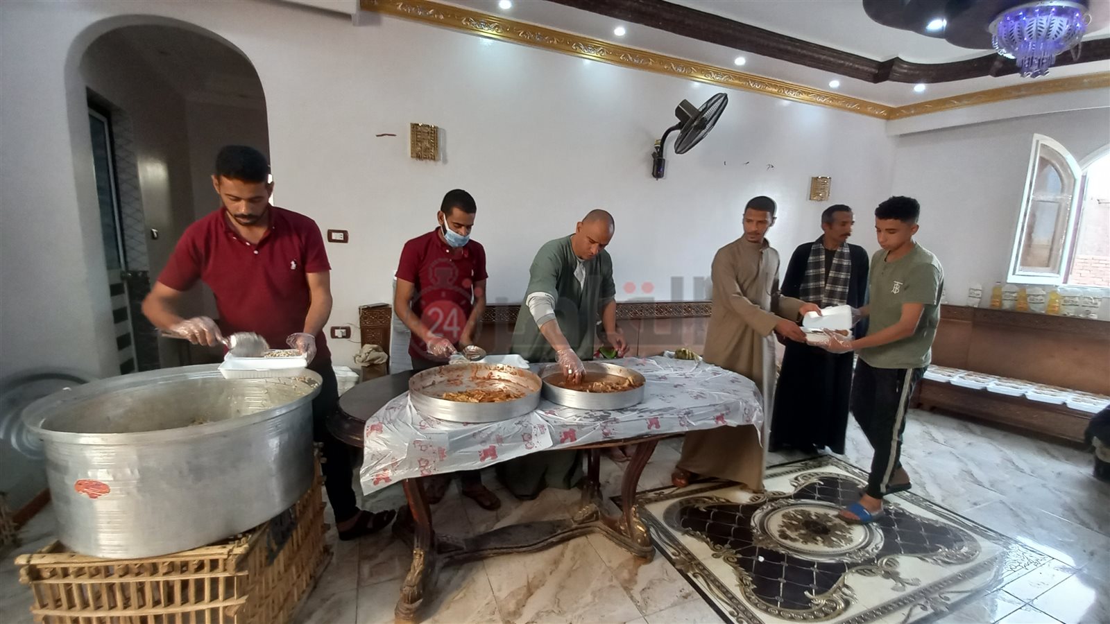 تجهيز وجبات للصائمين الأكثر احتياجا والأرامل بمركز ديروط- تصوير إيمان سمير