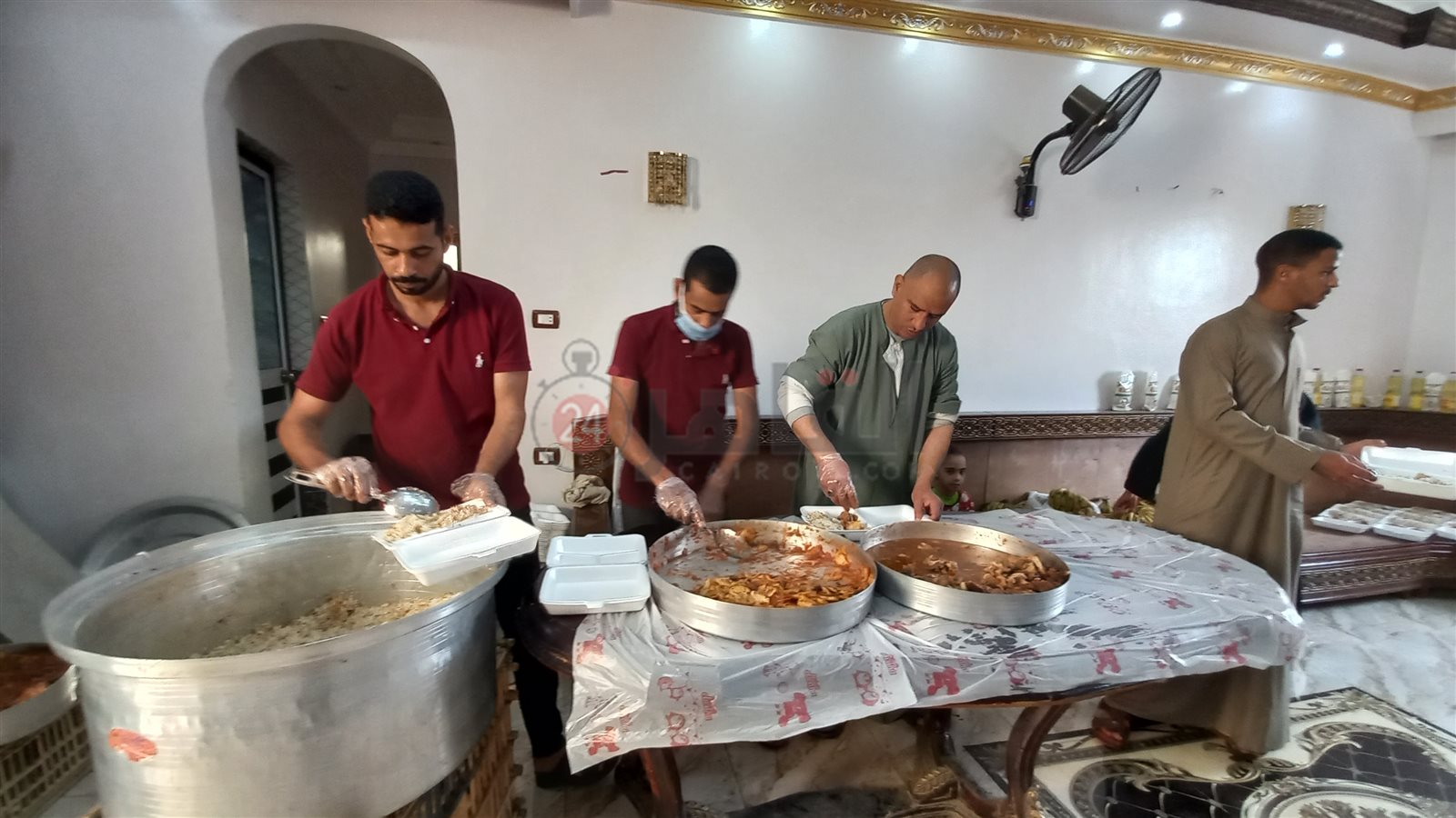 تجهيز وجبات للصائمين الأكثر احتياجا والأرامل بمركز ديروط- تصوير إيمان سمير