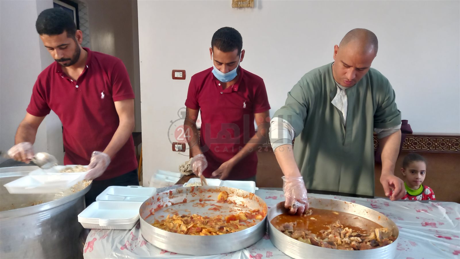 تجهيز وجبات للصائمين الأكثر احتياجا والأرامل بمركز ديروط- تصوير إيمان سمير