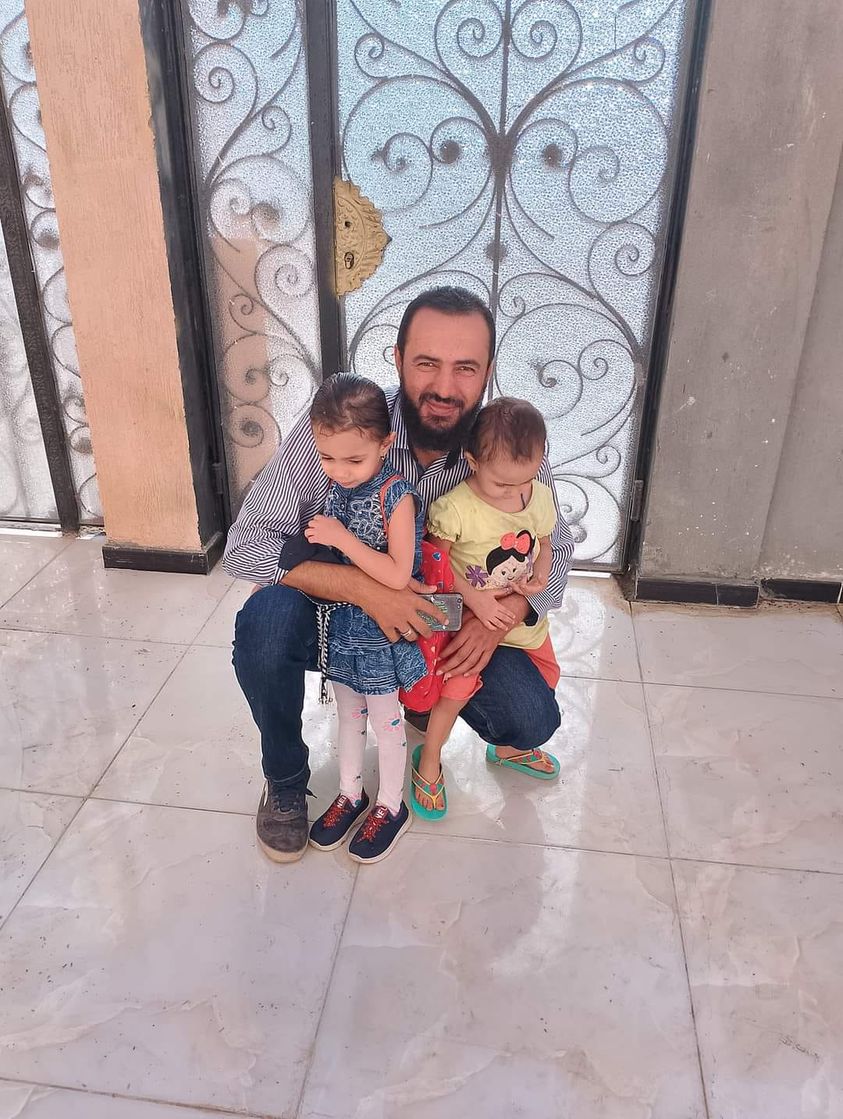 المهندس محمد واثنتين من بناته