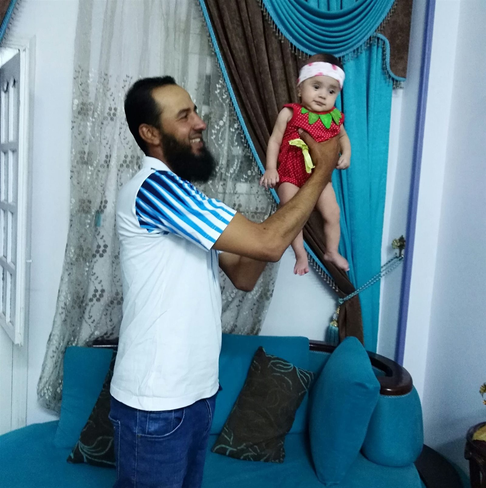 المهندس الراحل وإحدى بناته