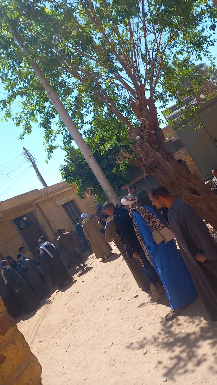 أهل ضحية زوجها بأسيوط ينتظرون أمام المشرحة