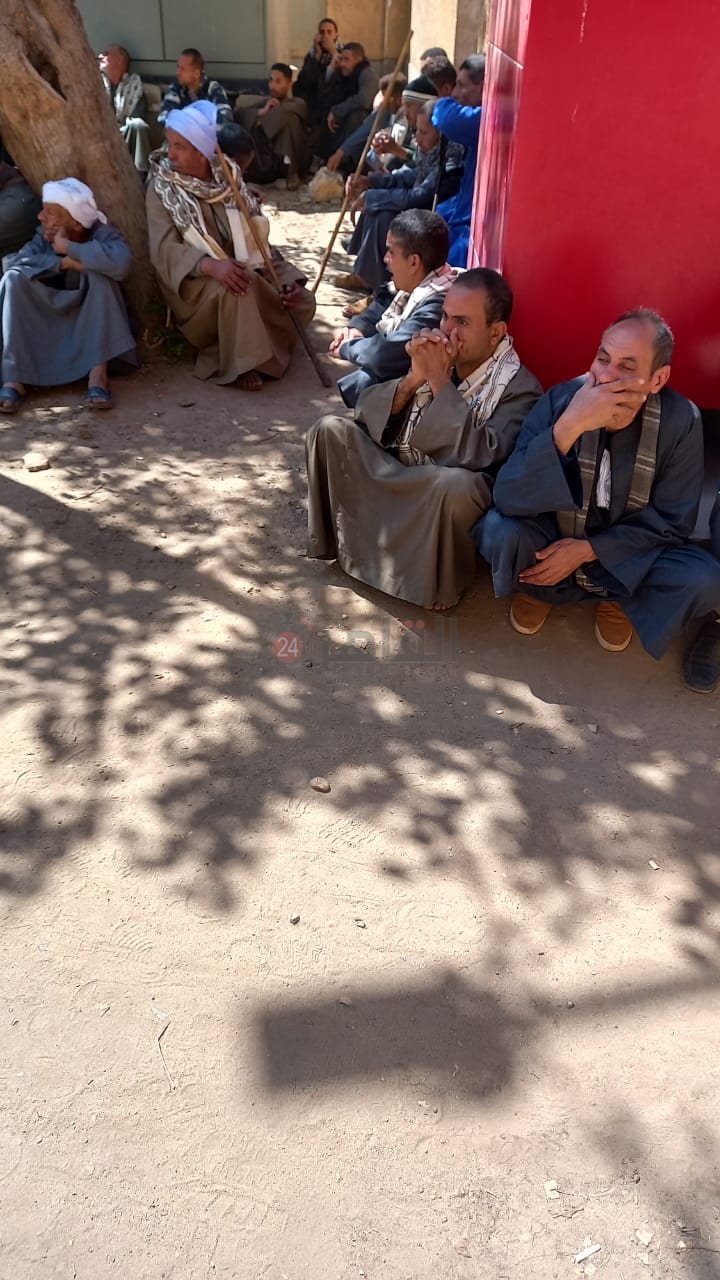 أهل ضحية زوجها بأسيوط ينتظرون أمام المشرحة