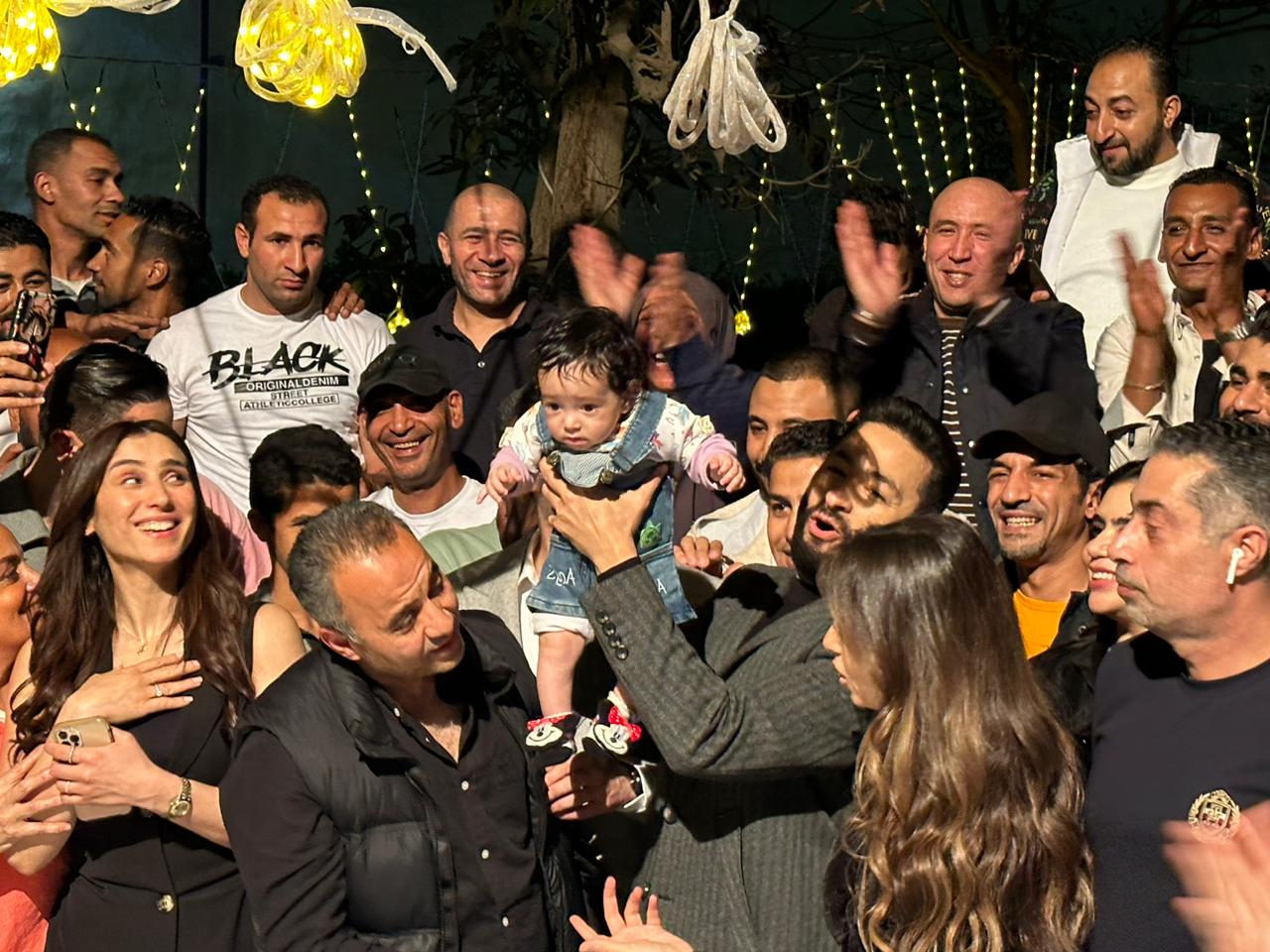 احتفال حمادة هلال وفريق عمل مسلسل المداح بانتهاء التصوير (2)