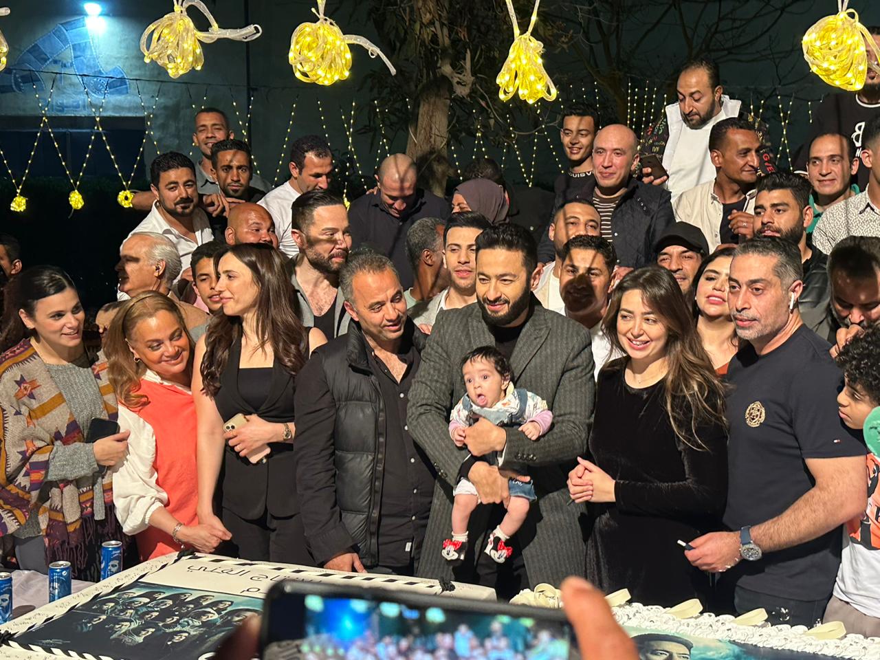 احتفال حمادة هلال وفريق عمل مسلسل المداح بانتهاء التصوير (4)