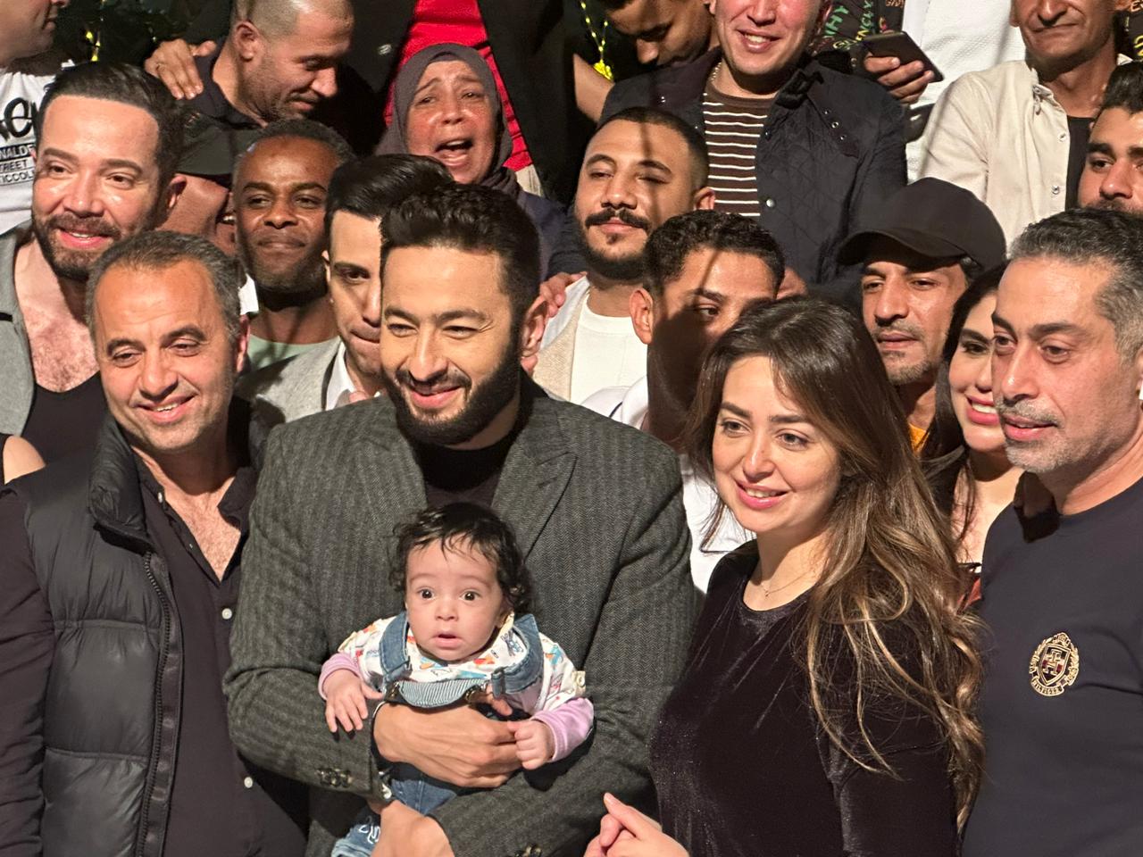 احتفال حمادة هلال وفريق عمل مسلسل المداح بانتهاء التصوير (7)