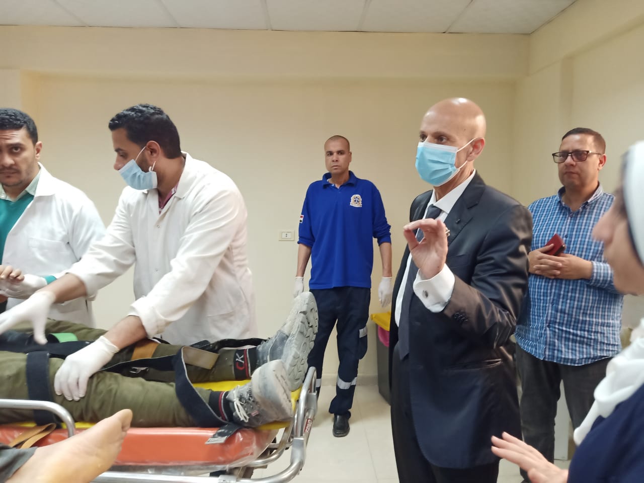 وكيل الوزارة يتابع حالة المصابين 5