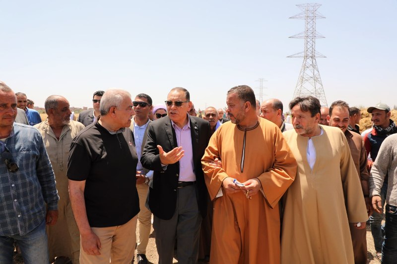 محافظ الشرقية خلال موسم حصاد القمح 01