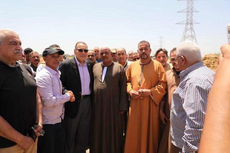 محافظ الشرقية خلال موسم حصاد القمح 02