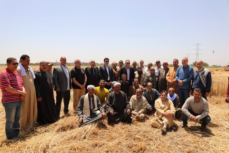 محافظ الشرقية يتوسط المزارعين