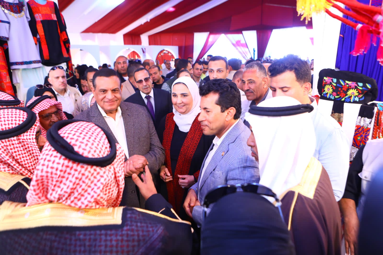   وزيرة التضامن تفتتح معرض المنتجات التراثية واليدوية