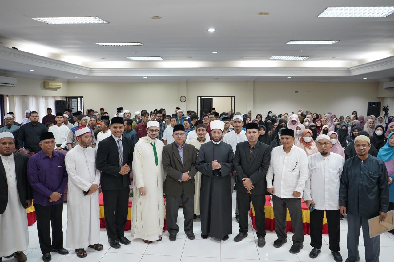 تمنح الدكتور أسامة الأزهري درعًا وشهادة تقدير