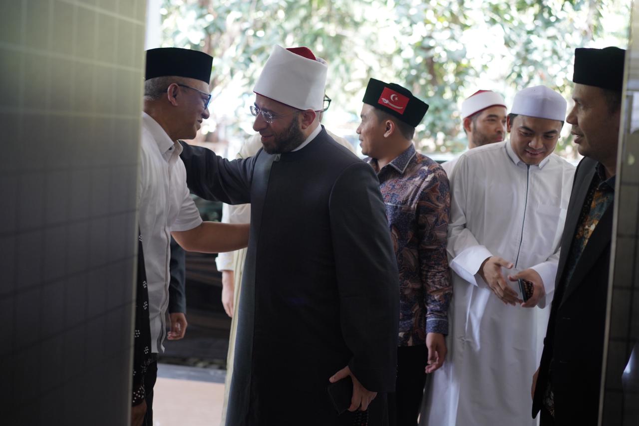 تمنح الدكتور أسامة الأزهري درعًا وشهادة تقدير