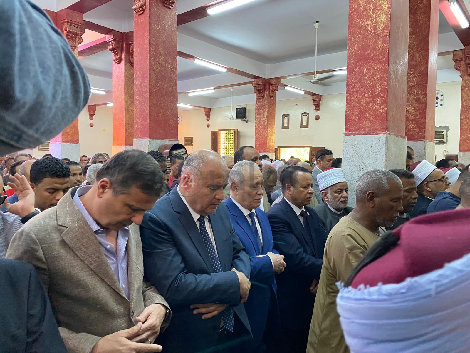 مصطفى بكرى يؤم المصلين في صلاة الجنازه على نائب الغلابة قبل دفنه بمقابر العائلة في قنا