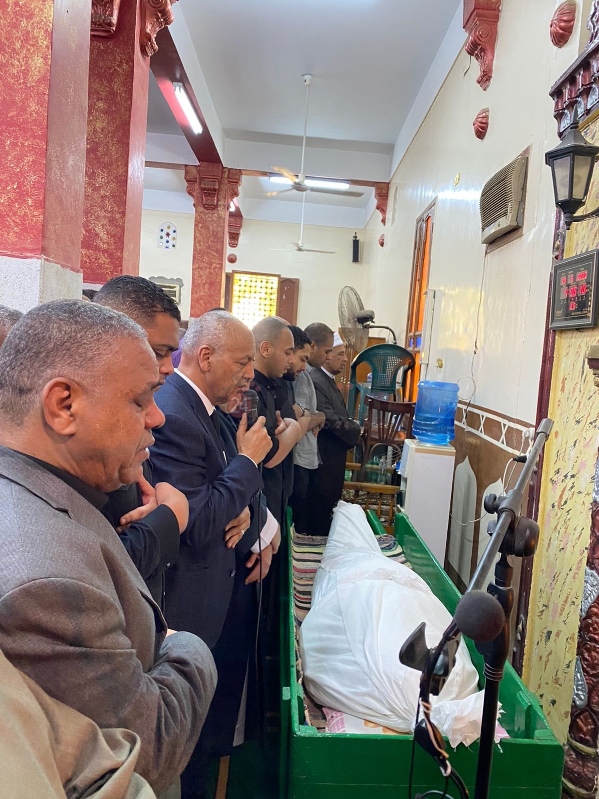 مصطفى بكرى يؤم المصلين في صلاة الجنازة على نائب الغلابة قبل دفنه بمقابر العائلة في قنا