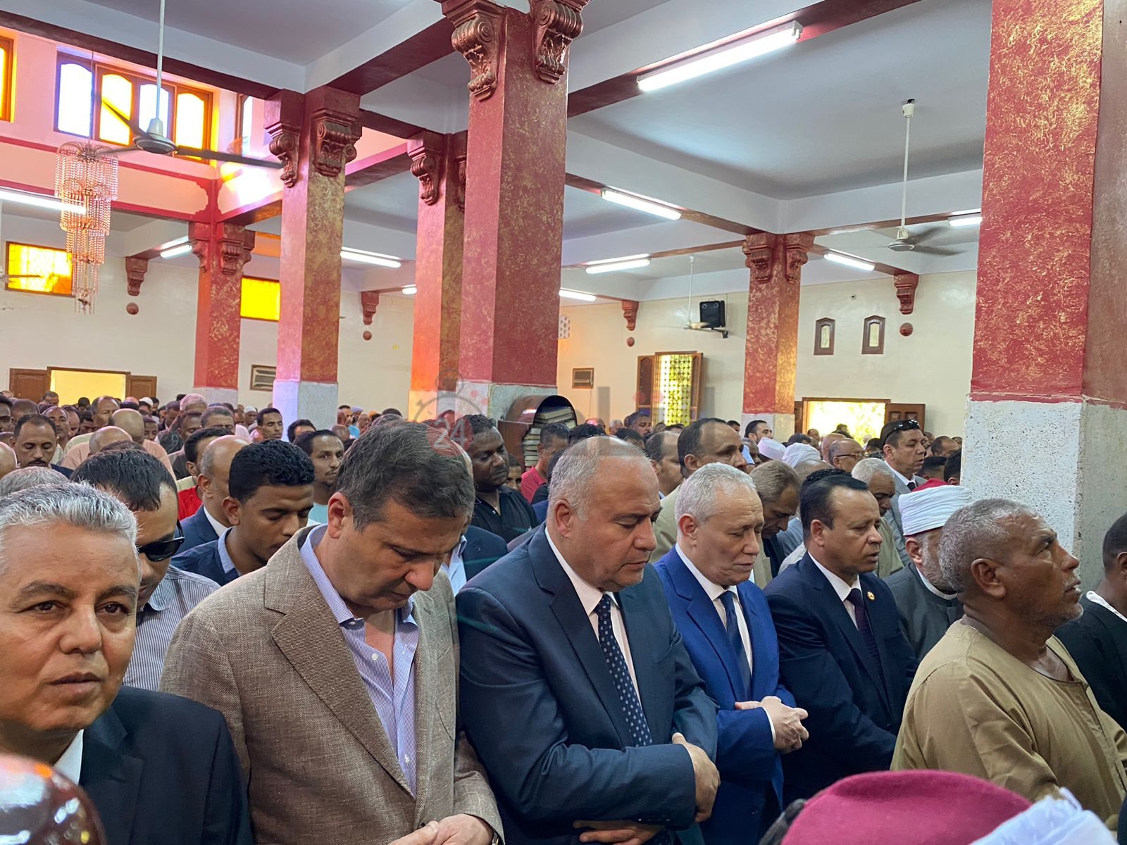 مصطفى بكرى يؤم المصلين في صلاة الجنازة على نائب الغلابة قبل دفنه بمقابر العائلة في قنا