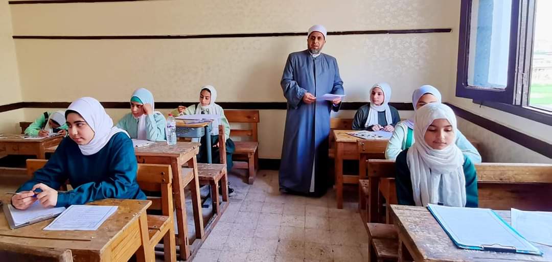 رئيس منطقة الشرقية الأزهرية يتابع امتحانات النقل الثانوي 2