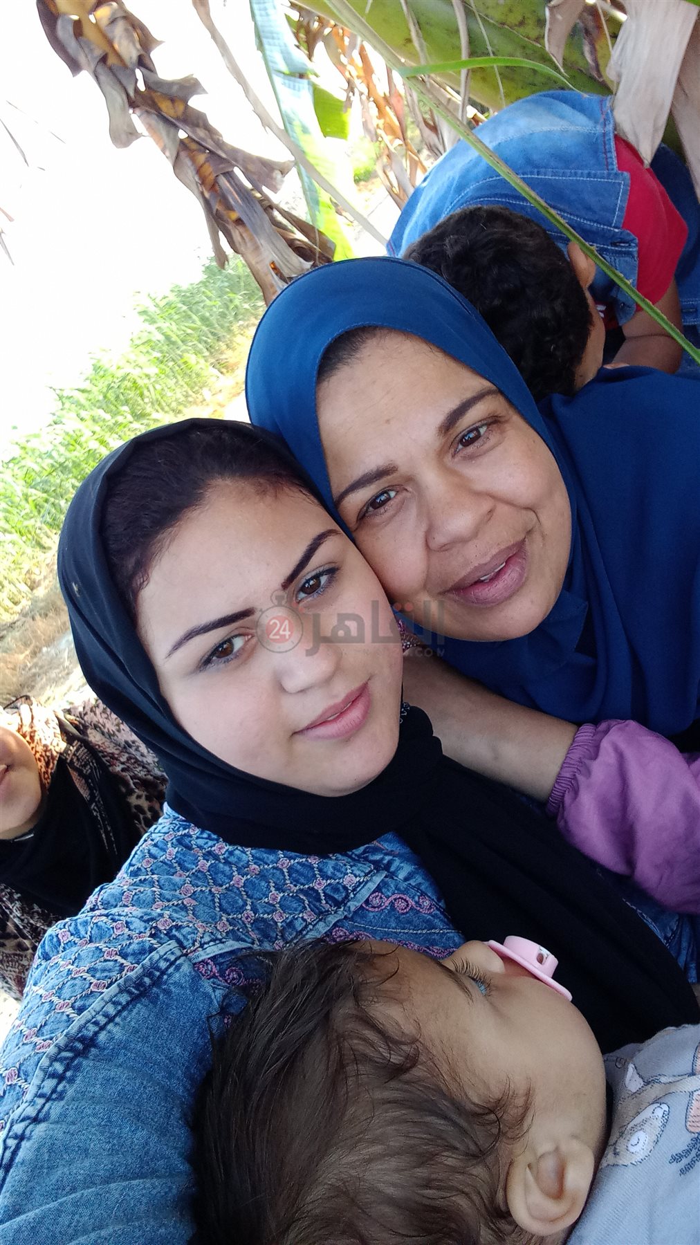 الفتاة ووالدتها