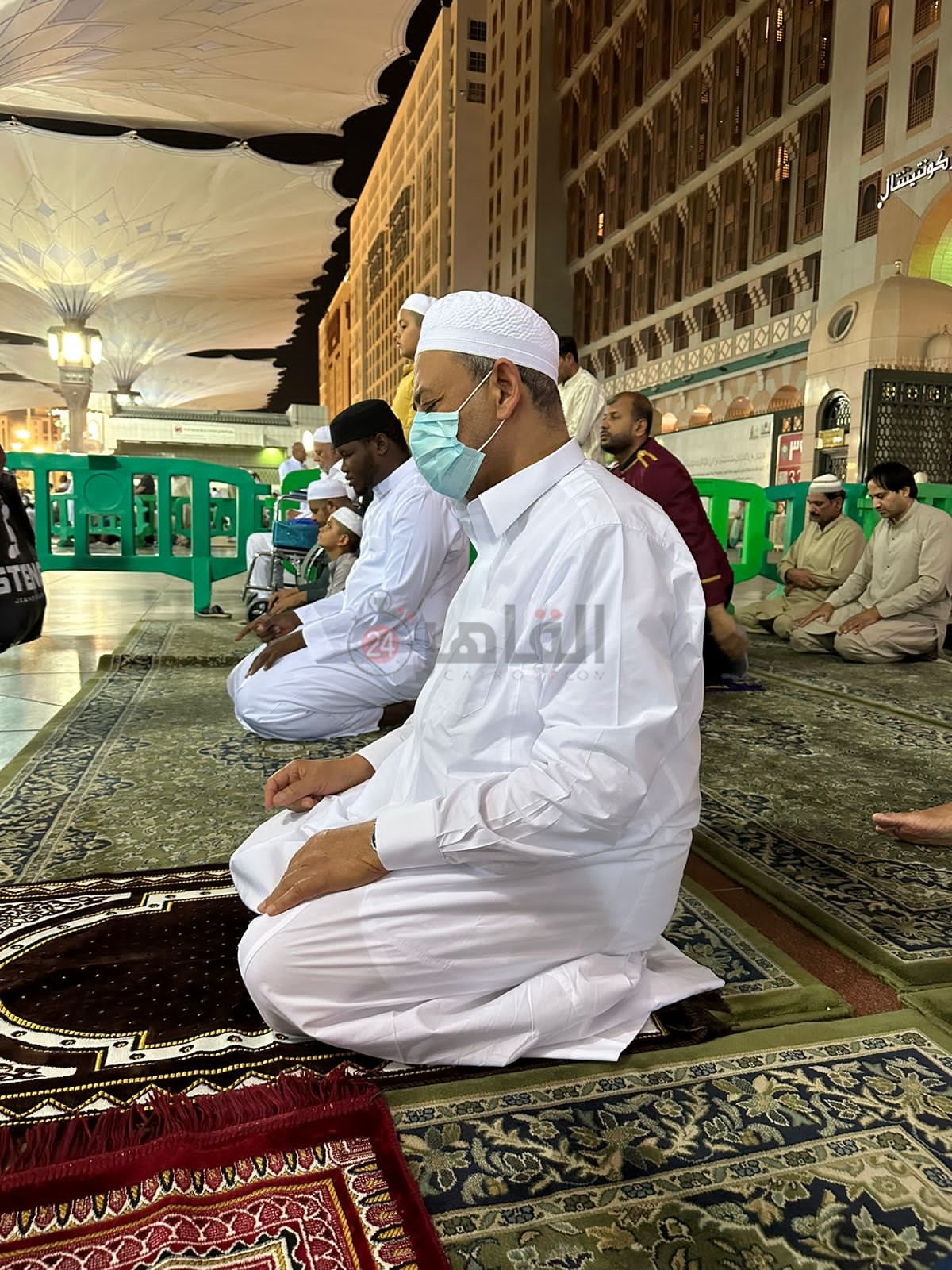 شيخ الأزهر يصلي العشاء في ساحة المسجد النبوي الشريف مع المصلين