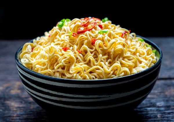 طريقة عمل الاندومي في البيت بالمكرونة