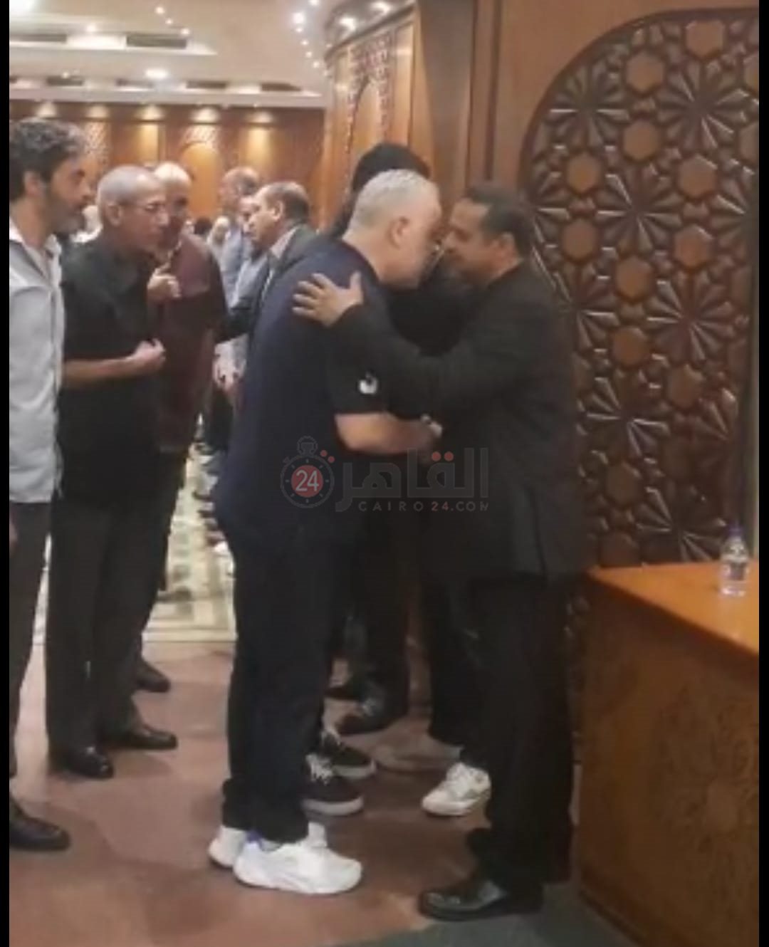 أشرف زكي في عزاء والد شريف حافظ (1)