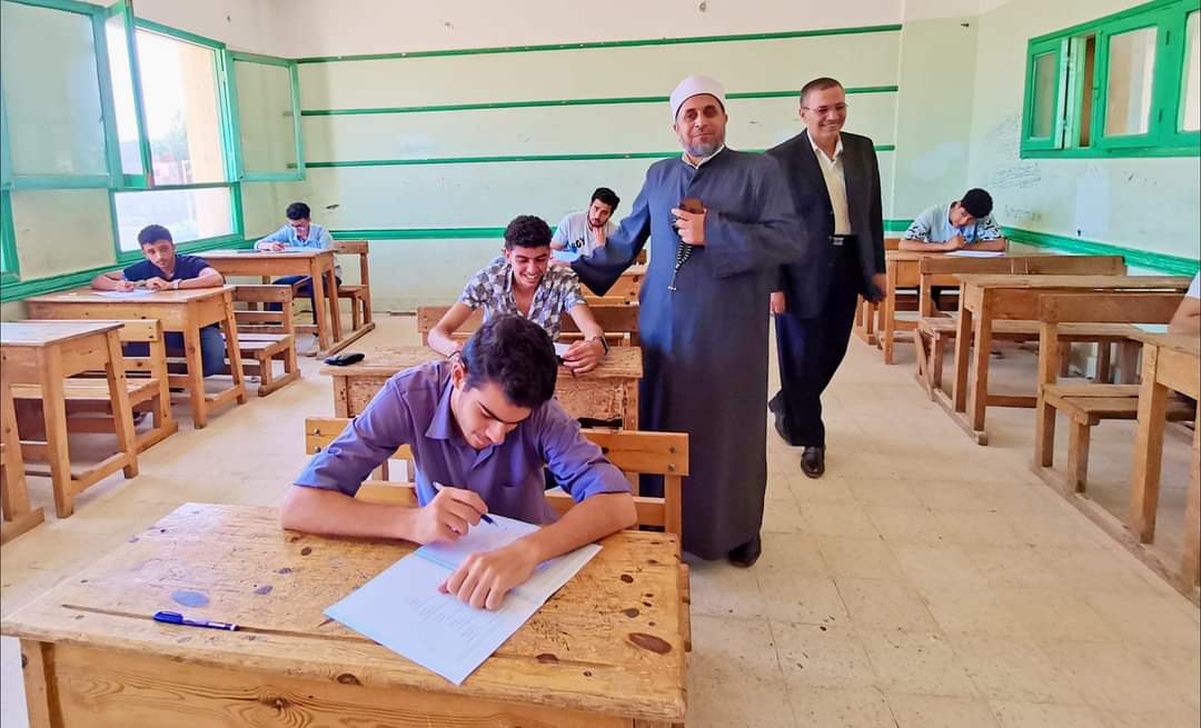 رئيس منطقة الشرقية الأزهرية يتفقد امتحانات الشهادة الثانوية 03