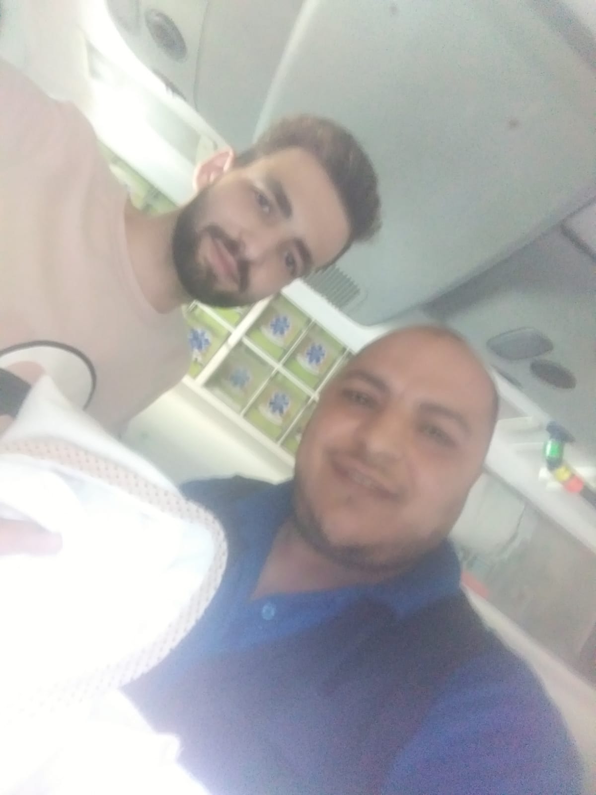 المسعف والطفل المولود ووالده