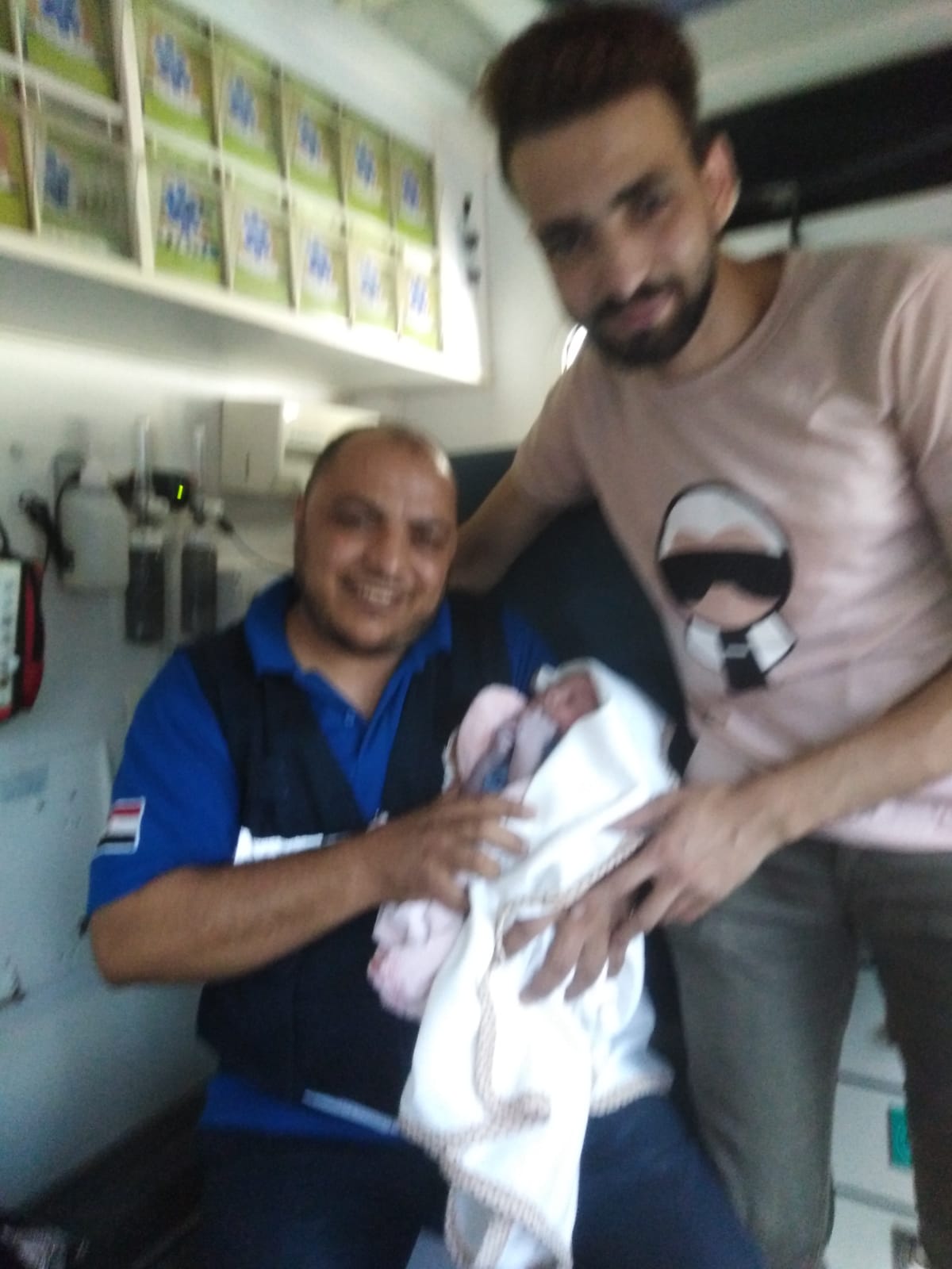 المسعف والطفل ووالده