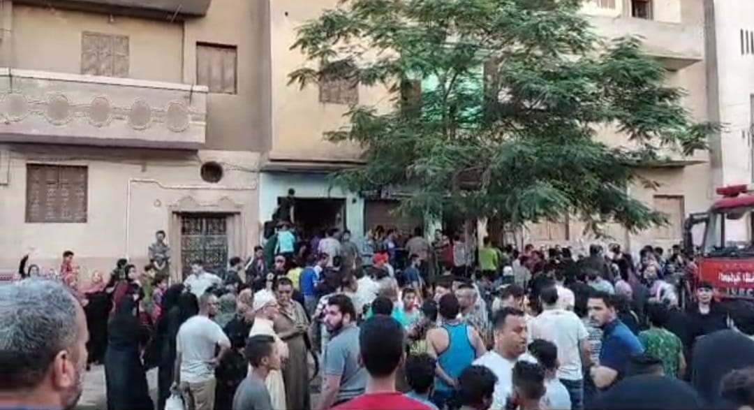 الأهالي أمام المنزل بعد الحريق 01