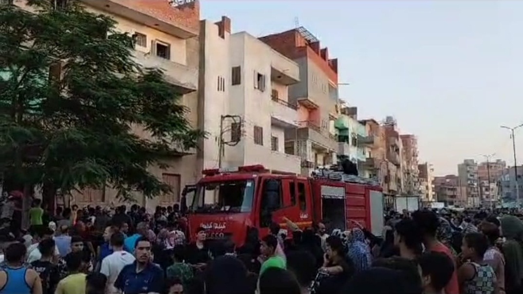 الأهالي أمام المنزل بعد الحريق 03