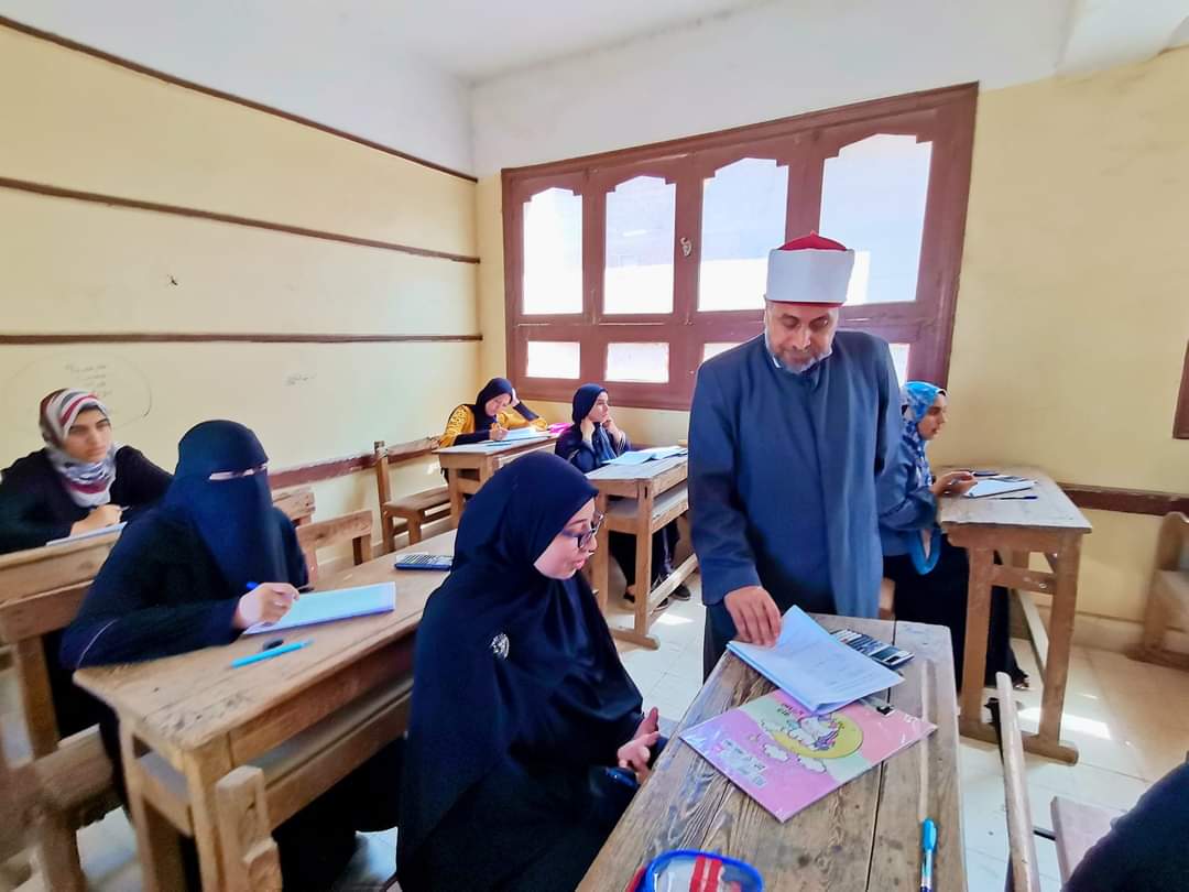 رئيس منطقة الشرقية الأزهرية يتفقد امتحانات الشهادة الثانوية 01