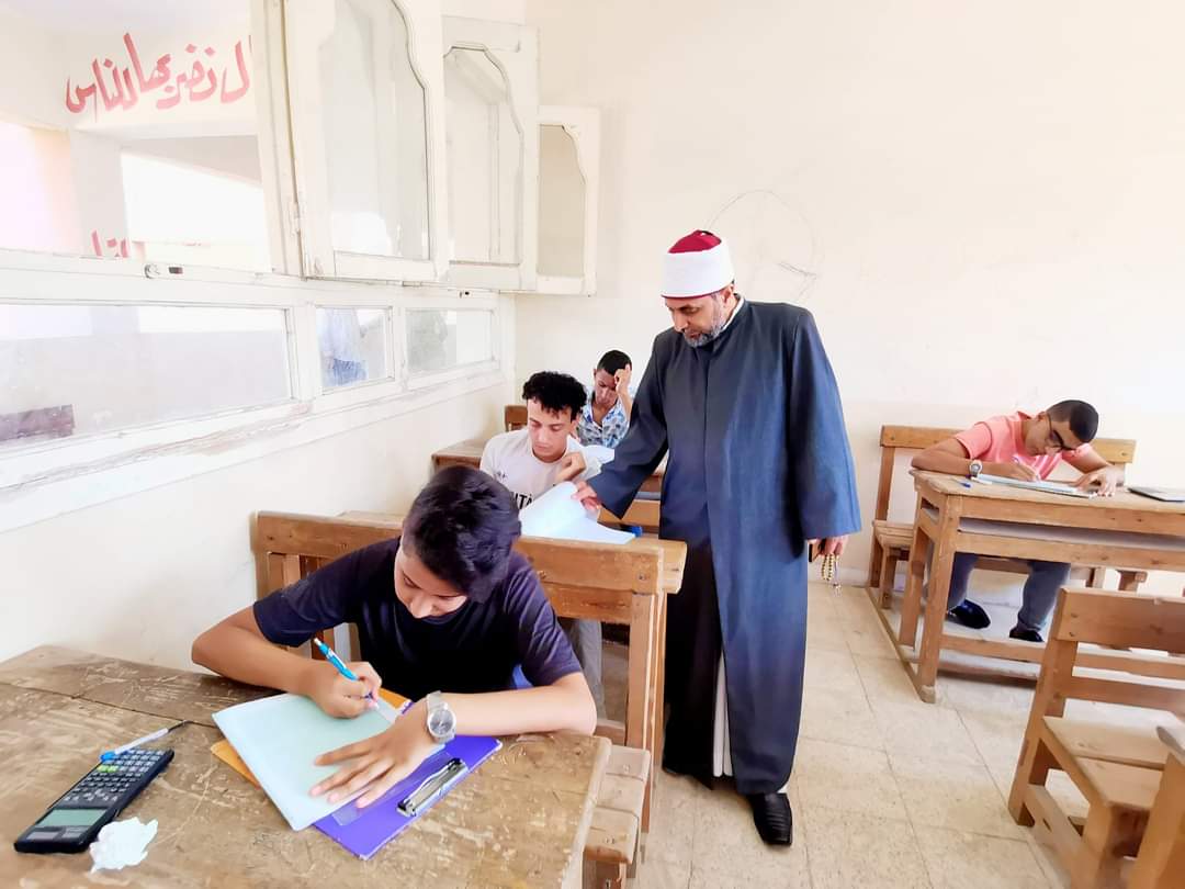 رئيس منطقة الشرقية الأزهرية يتفقد امتحانات الشهادة الثانوية 03