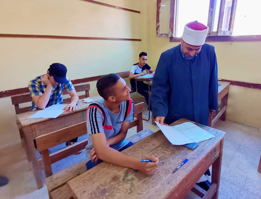 رئيس منطقة الشرقية الأزهرية يتفقد امتحانات الشهادة الثانوية 04