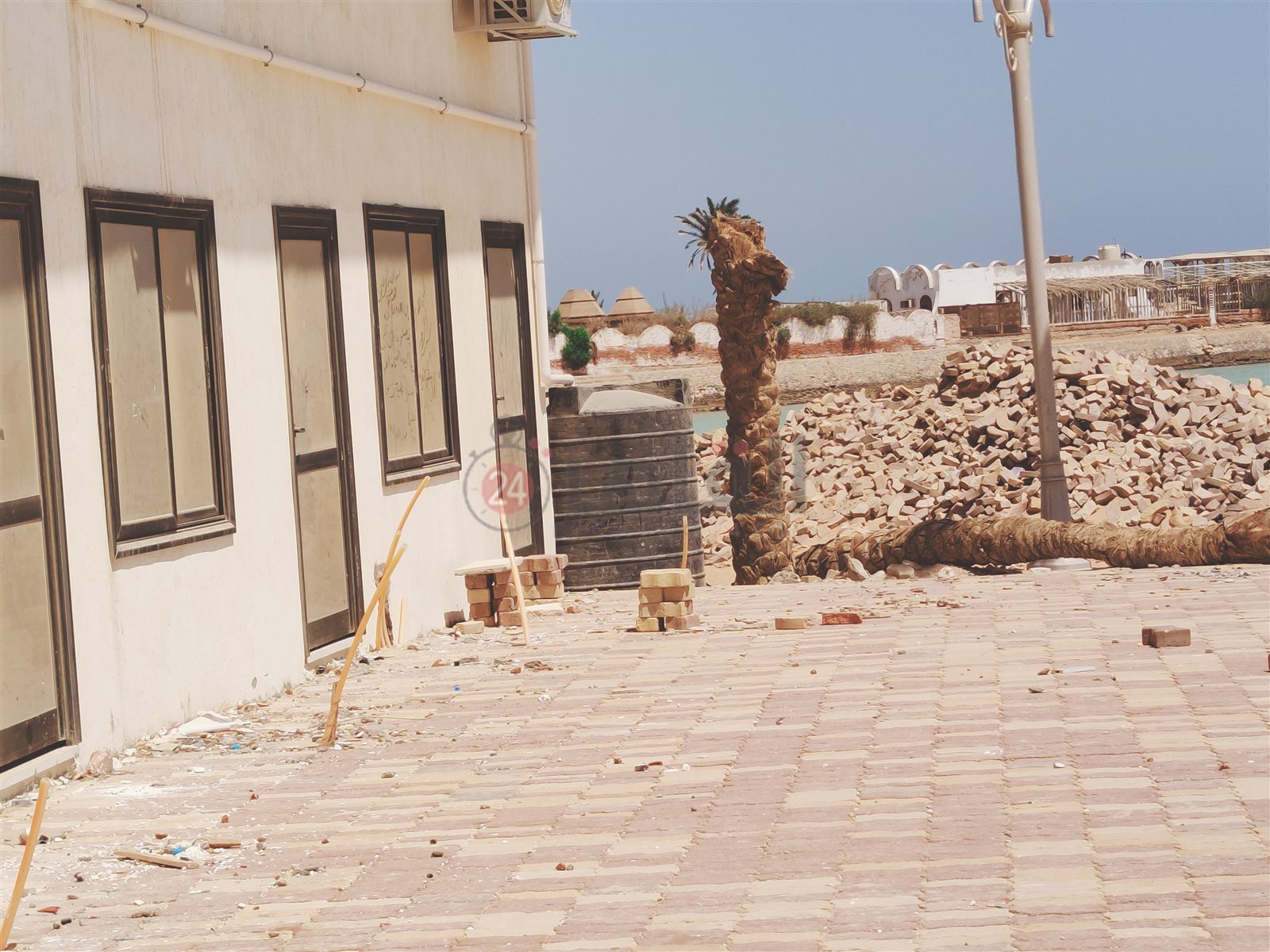 كافيتريا تتخلص من مياه ملوثة بأحد الشواطئ غير المستغلة 