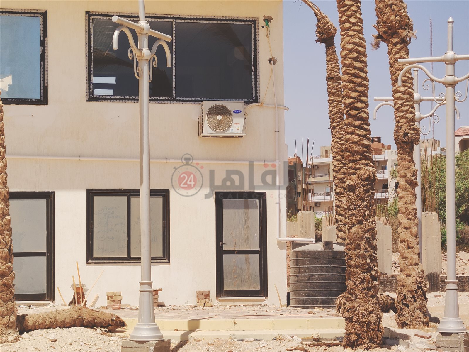 كافيتريا تتخلص من مياه ملوثة بأحد الشواطئ غير المستغلة 