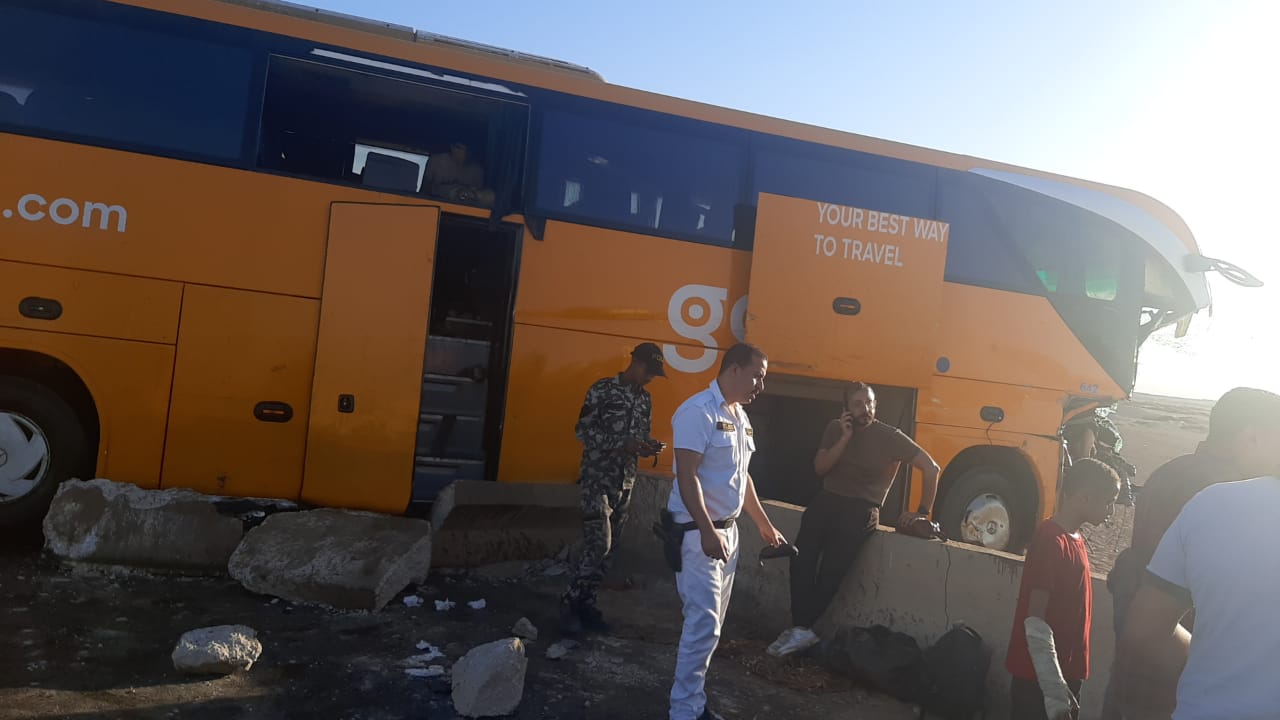 تصادم أتوبيس نقل ركاب وسيارة نقل على طريق أسيوط سوهاج الشرقي 