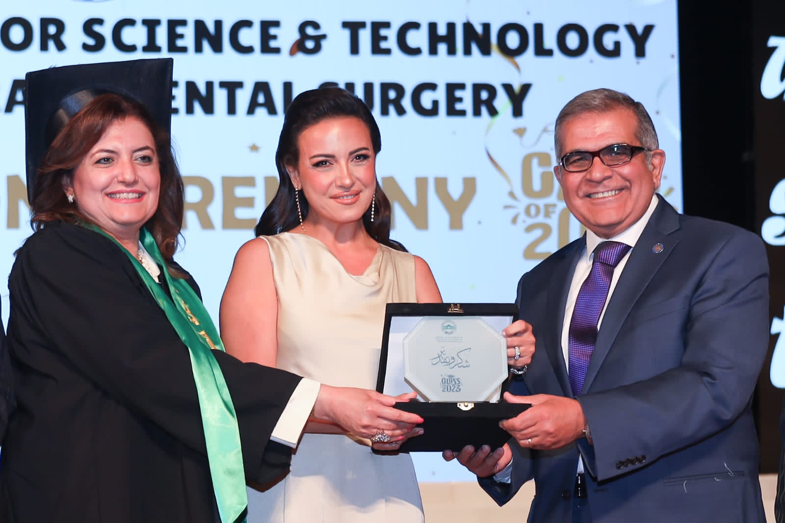 جامعة مصر للعلوم والتكنولوجيا تقيم حفلا كبيرا لتخريج دفعة جديدة من كلية طب الأسنان 