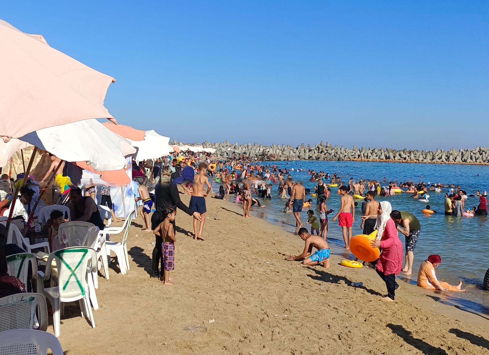 اقبال كبير على شواطئ الإسكندرية 1