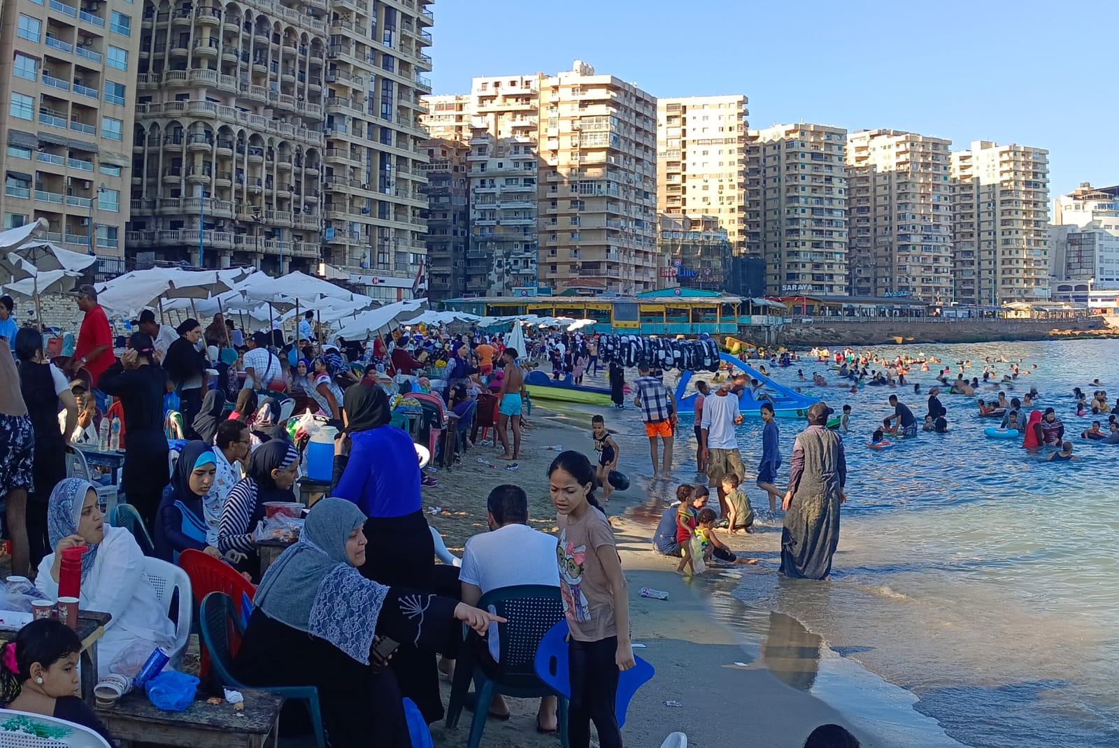 اقبال كبير على شواطئ الإسكندرية