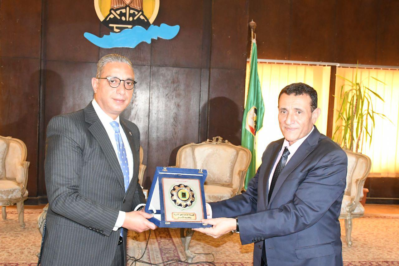 محافظ الفيوم ورئيس هيئة تعليم الكبار يُكرمان المتحررات من الأمية 