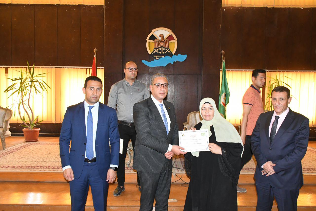 محافظ الفيوم ورئيس هيئة تعليم الكبار يُكرمان المتحررات من الأمية 