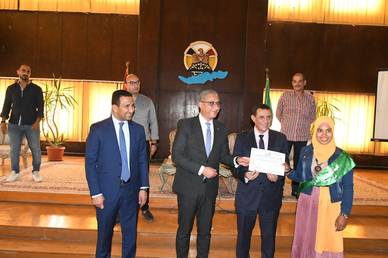 محافظ الفيوم ورئيس هيئة تعليم الكبار يُكرمان المتحررات من الأمية 