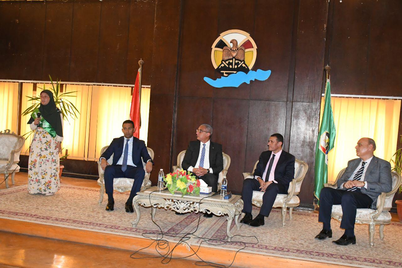 محافظ الفيوم ورئيس هيئة تعليم الكبار يُكرمان المتحررات من الأمية 