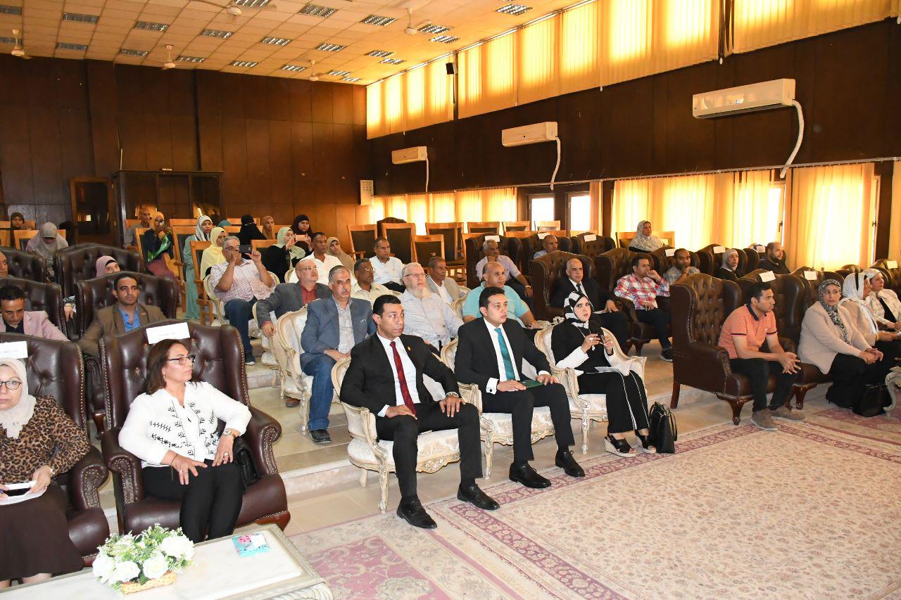 محافظ الفيوم ورئيس هيئة تعليم الكبار يُكرمان المتحررات من الأمية 