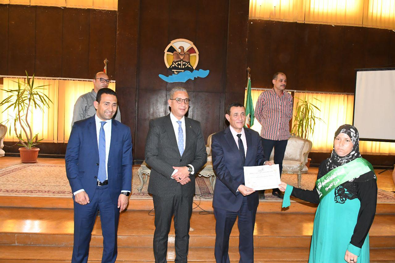 محافظ الفيوم ورئيس هيئة تعليم الكبار يُكرمان المتحررات من الأمية 