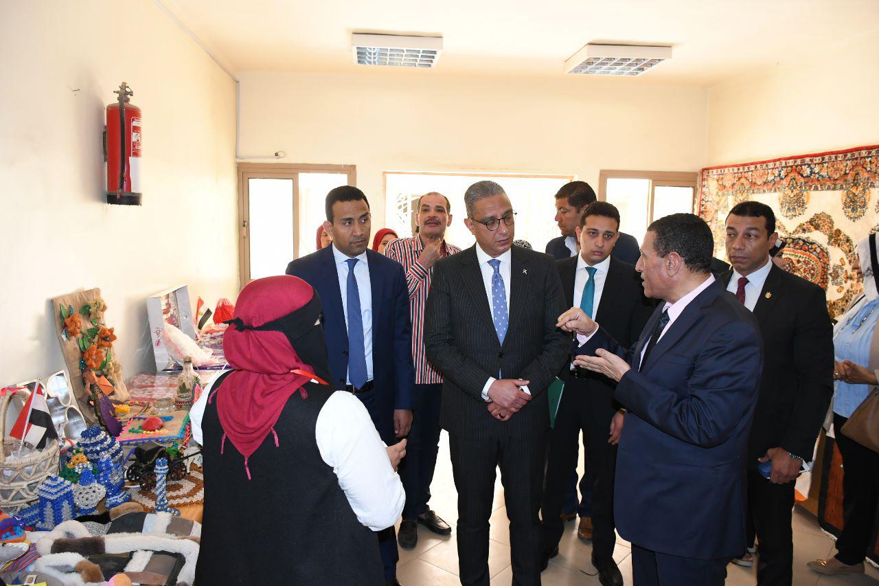 محافظ الفيوم ورئيس هيئة تعليم الكبار يُكرمان المتحررات من الأمية 