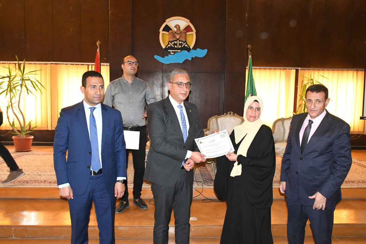 محافظ الفيوم ورئيس هيئة تعليم الكبار يُكرمان المتحررات من الأمية 
