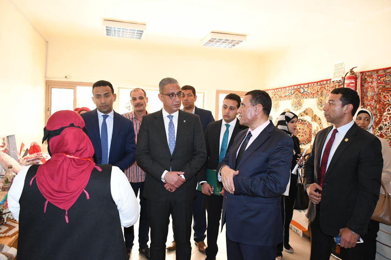 محافظ الفيوم ورئيس هيئة تعليم الكبار يُكرمان المتحررات من الأمية 