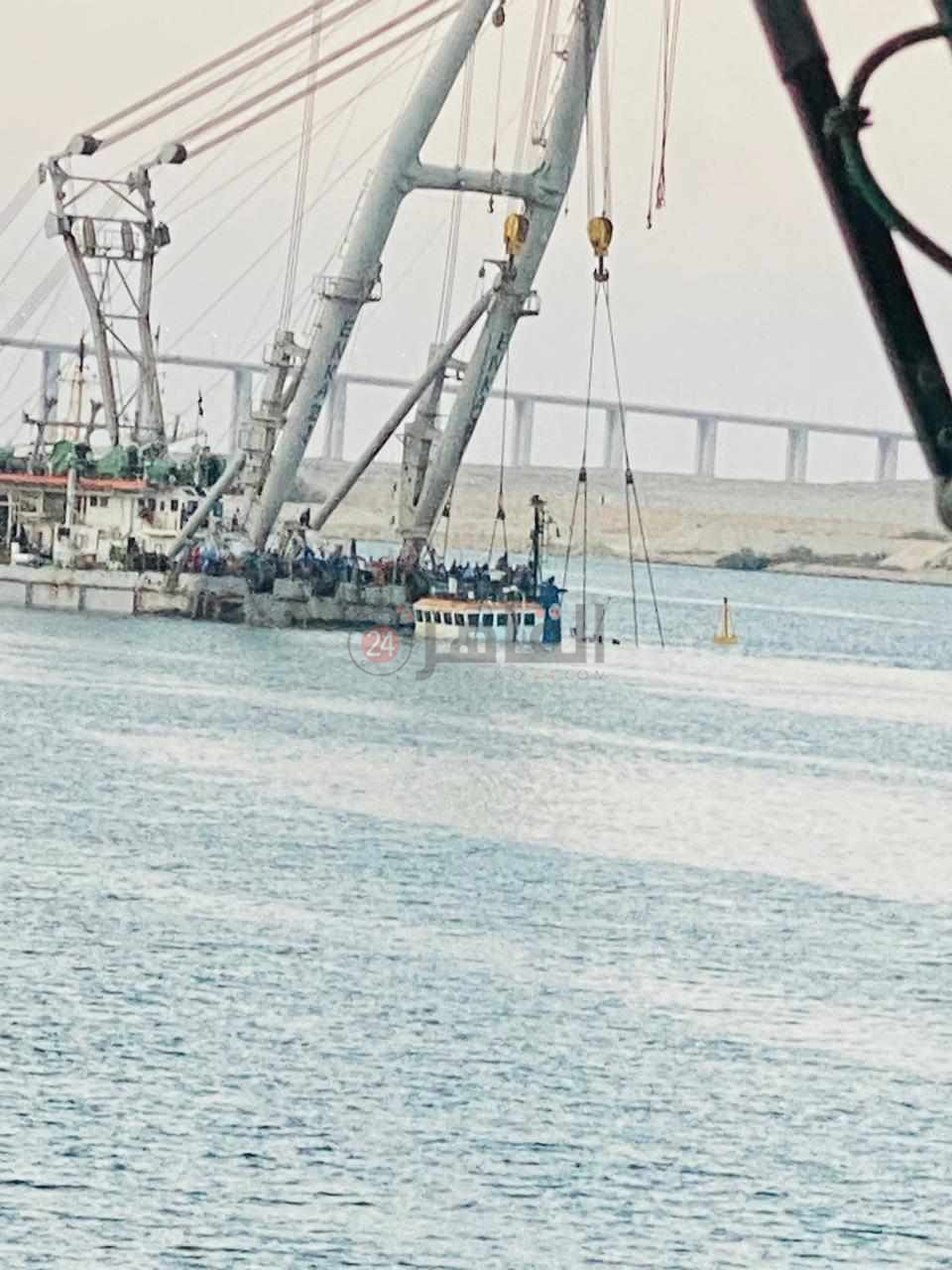 لحظة انتشال هيكل القاطرة الغارقة فهد من قاع القناة 