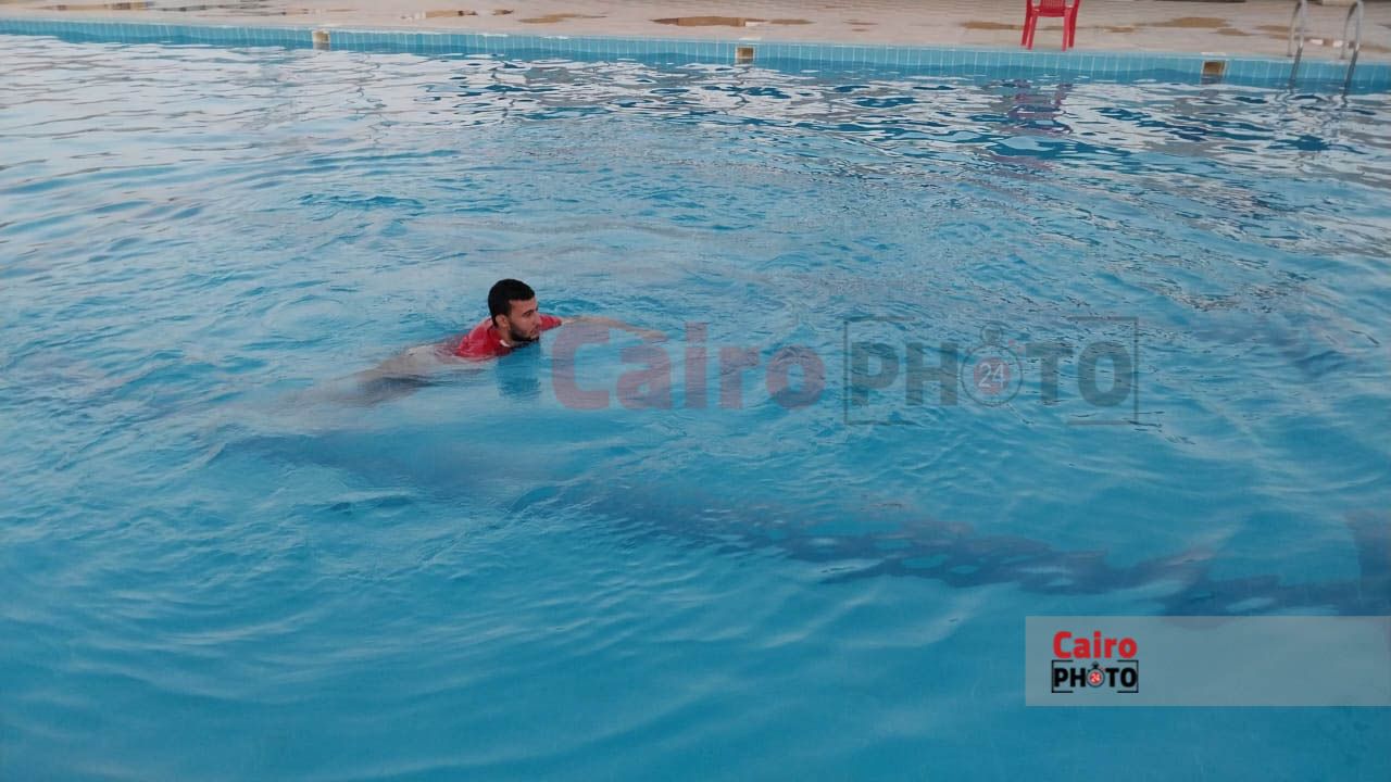 الشاب إسلام يسبح بذراع واحد 